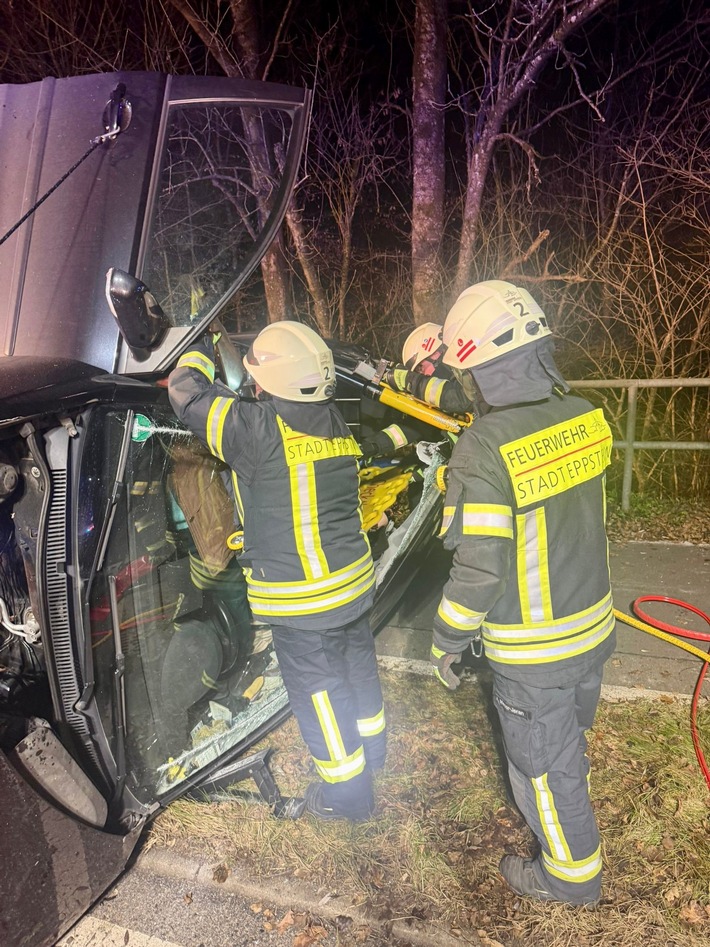 Feuerwehr MTK: Feuerwehr befreit Frau nach Alleinunfall auf der L3011 (FOTO)