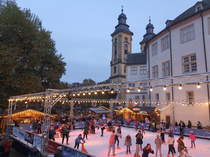 Auf Kufen durch die Bad Mergentheimer Lichterwelten: Große Eisbahn, Kerzenromantik und gemütliche Märkte in der historischen Altstadt