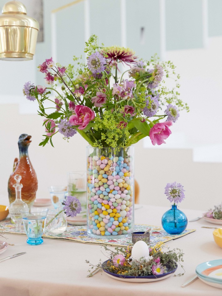 Bouquet in befüllter Vase mit Mini Eiern (2).jpg