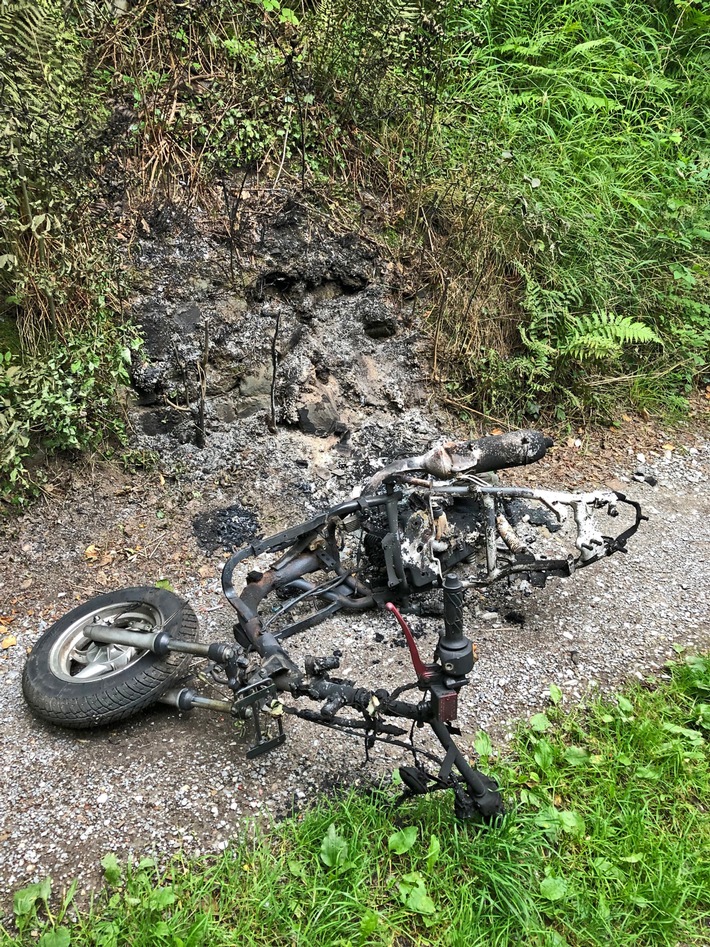 POL-ME: Ausgebranntes Zweirad im Bereich Diekermühle aufgefunden - Haan - 2108044
