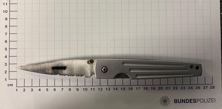 BPOL NRW: Schlagring, Teleskopschlagstock, Messer - Bundespolizei ermittelt