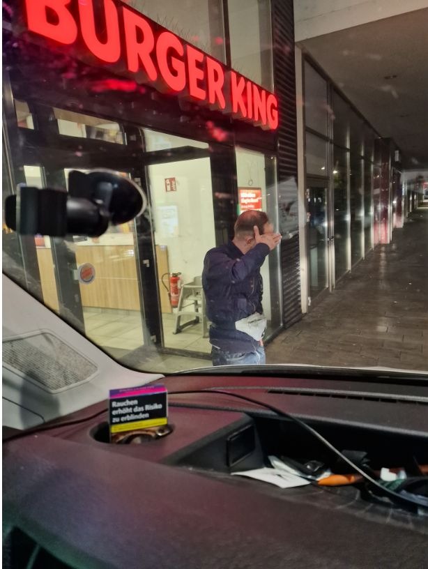 POL-SBR-STADT: Versuchte Nötigung mittels Messer und Sachbeschädigung an Transporter in der Saarbrücker Innenstadt - Öffentlichkeitsfahndung nach unbekanntem Haupttäter