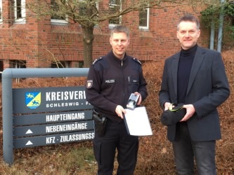 POL-FL: Kreis Schleswig-Flensburg - Bargeld ade´ - Verkehrsüberwacher der PD Flensburg erhalten moderne Kreditkartenlesegeräte