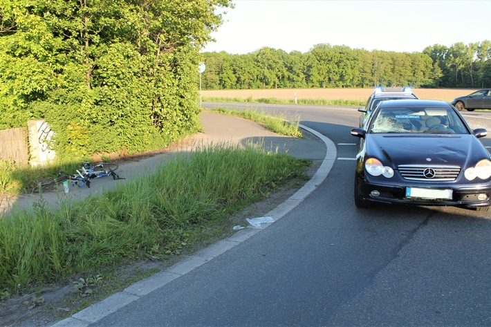 POL-VIE: Viersen: Autofahrer übersieht Radfahrer - Helm verhindert schwere Folgen