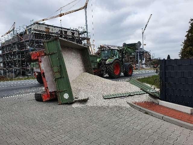 POL-WHV: Verkehrsunfall - 2. Anhänger löst sich von der Zugmaschine und landet im Straßengraben