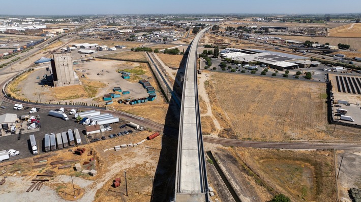 Vossloh stattet erste Hochgeschwindigkeitsstrecke der USA aus