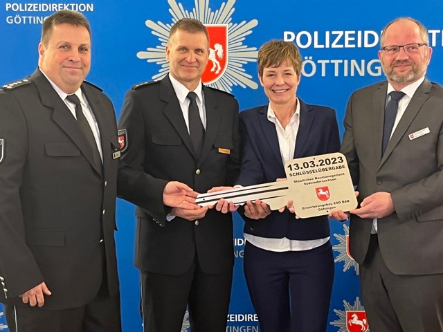 POL-GOE: Offizielle Schlüsselübergabe bei der Autobahnpolizei - Polizeipräsidentin Gwendolin von der Osten eröffnet Neubau in der Robert-Bosch-Breite mit einer kleinen Feierstunde