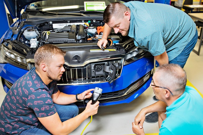 SKODA AUTO bildet Belegschaft für Anforderungen der Elektromobilität aus (FOTO)