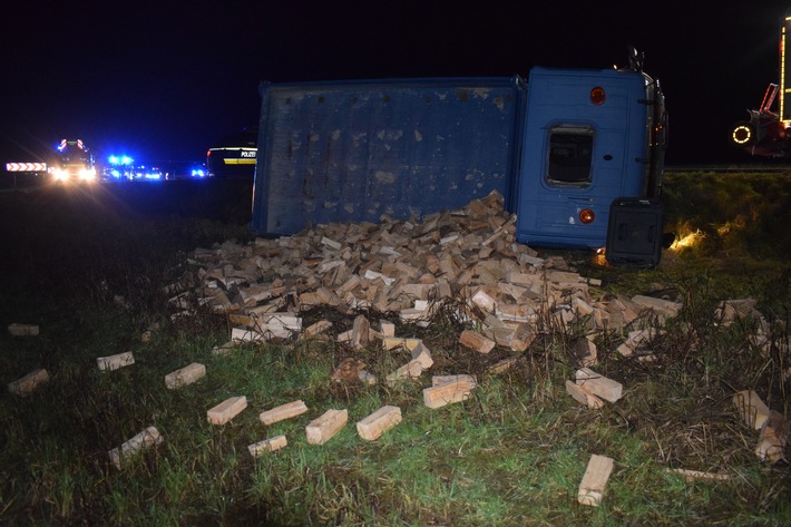 POL-HF: Verkehrsunfall unter Alkoholeinfluss- LKW kippt von der Straße