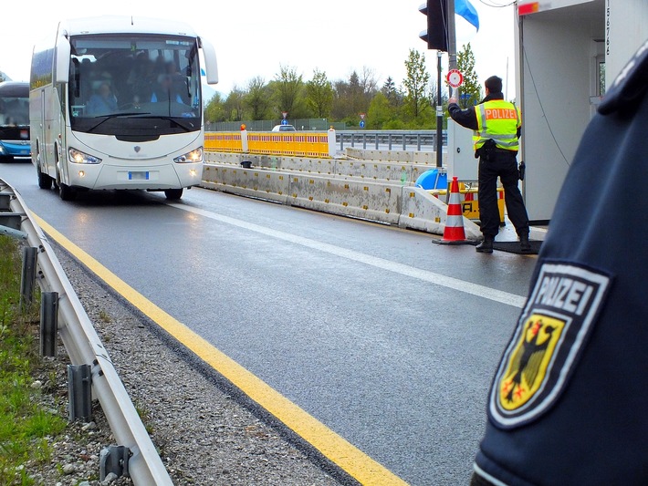 Bundespolizeidirektion München: Drei mutmaßliche Schleuser an Inntalautobahn gefasst / Bundespolizei nimmt Ukrainer, Italiener und eine Staatenlose vorläufig fest