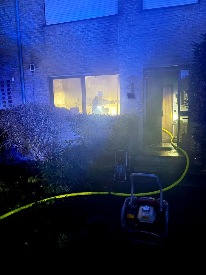 FW Düren: Feuer in Einfamilienhaus: Einsatzkräfte bringen Brand schnell unter Kontrolle