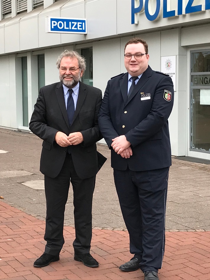 POL-D: Bild zum heutigen Termin - Polizeipräsident Norbert Wesseler begrüßt Polizeioberrat Thorsten Fleiß