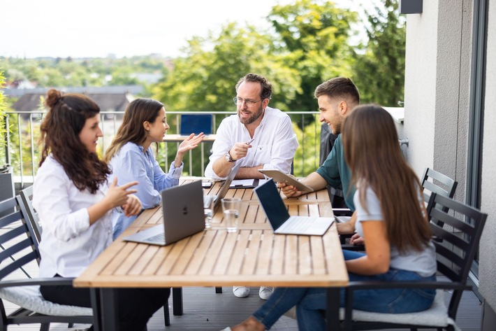 Wie eine Agentur aus Dachau DAX-Unternehmen, Konzern-Schwergewichte, namhafte Hochschulen und Bundesbehörden beim Generation Z Recruiting unterstützt