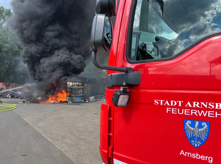 FW-AR: Brand in Recyclingbetrieb - Starke Rauchentwicklung, ein Mitarbeiter verletzt