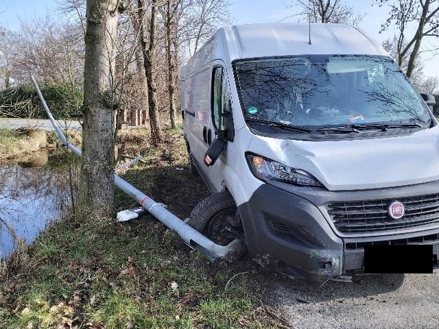 POL-CUX: Verkehrsunfall mit hohem Schaden - Transporter kommt von der Fahrbahn ab und kollidiert mit Straßenlaterne - Unfallverursacher flüchtet (Lichtbild in der Anlage)