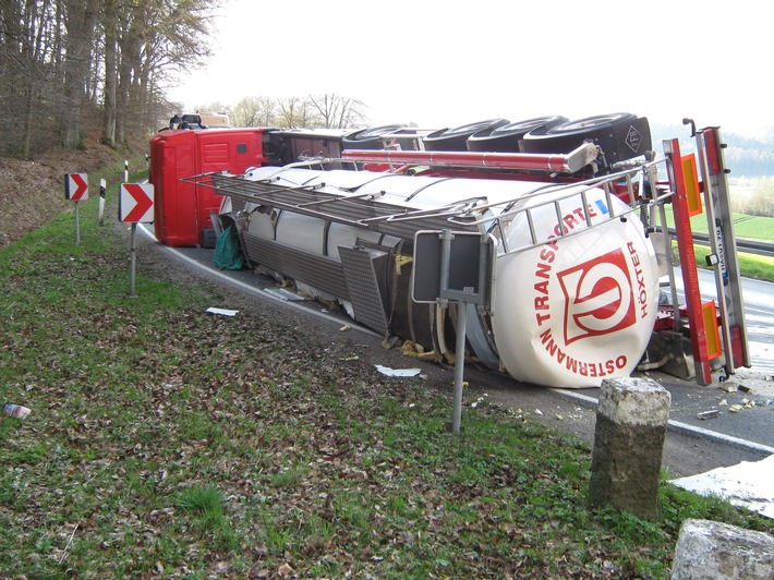 POL-HOL: Eschershausen - B 64 - Schelenhufe: Tanklastzug komplett umgekippt - B 64 fünf Stunden gesperrt / 160.000,-- EUR Schaden -