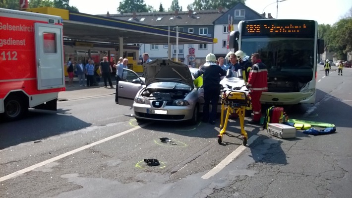 FW-GE: Zweiter Verkehrsunfall  innerhalb kurzer Zeit - Linienbus und PKW kollidieren  - Fahrerin erleidet schwere Verletzungen