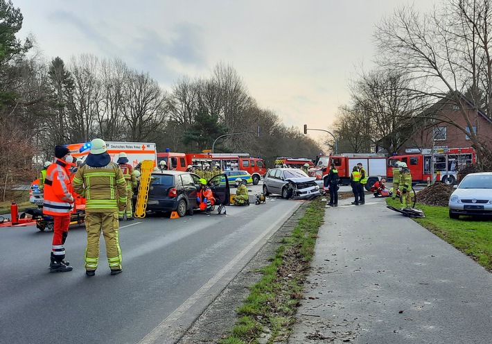 FW Osterholz-Scharm.: Verkehrsunfall mit eingeklemmter Person