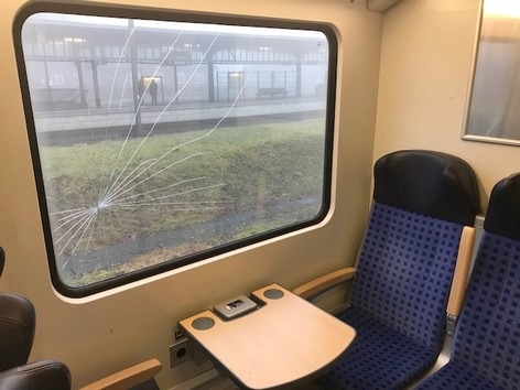 BPOL-FL: Randalierer im Zug zerstört Scheibe