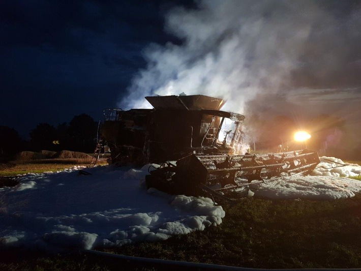 POL-NB: Brand eines Mähdreschers auf einem Feld bei Wulkenzin (LK MSE)