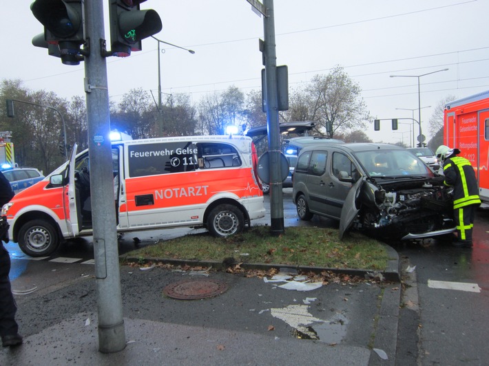 FW-GE: Verkehrsunfall mit Notarztwagen