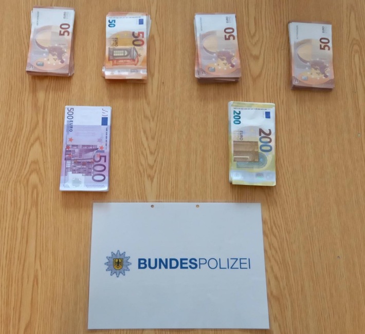 BPOL NRW: Bundespolizei stellt 60.000 EUR Bargeld auf der Autobahn A 61 sicher