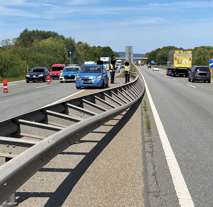 POL-PDLD: Gefährlicher Eingriff in den Straßenverkehr führt zu Verkehrsunfall