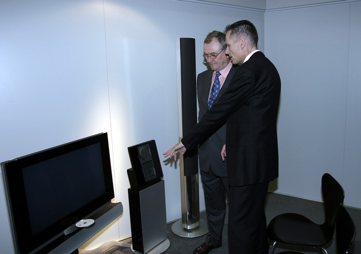 muba 2005: Dänische Sonderschau mit Bang & Olufsen - Prinz Henrik eröffnet muba und besucht 50-Jahre-TV-Ausstellung von Bang & Olufsen