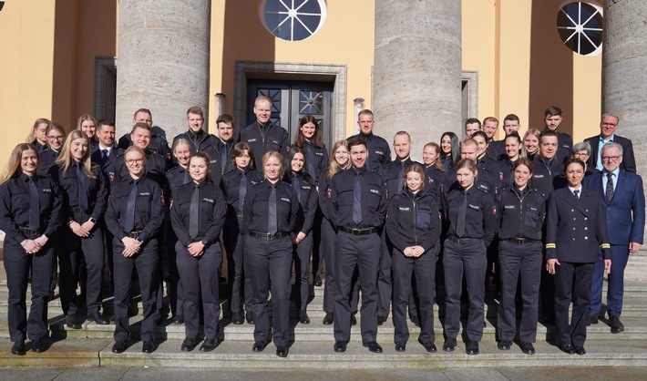 POL-OLD: 45 neue Polizeibeamtinnen und Polizeibeamte in der Polizeidirektion Oldenburg/Polizeipräsident Johann Kühme begrüßt Neuzugänge im Alten Landtag