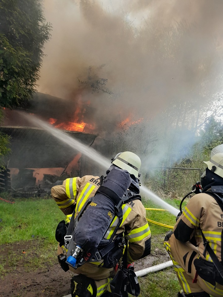 FW Bremerhaven: Garagenbrand im Eckernfeld, eine Person vermisst!