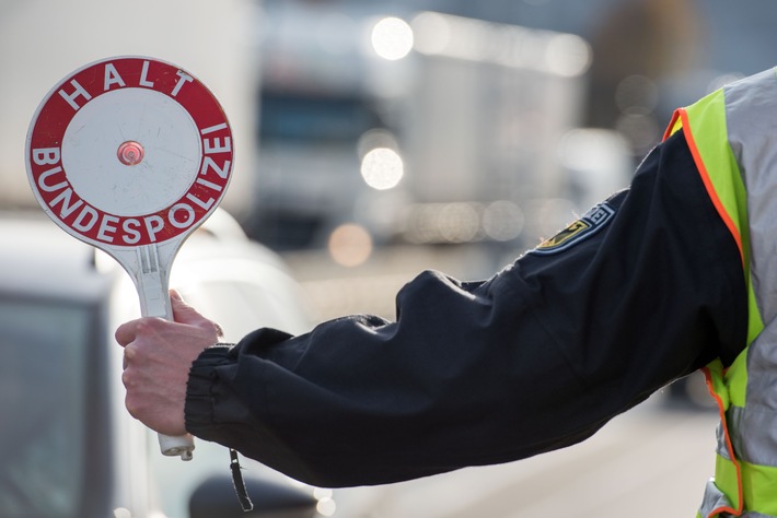 Bundespolizeidirektion München: Gesuchter mutmaßlicher Schleuser bei Grenzkontrollen "aufgeflogen" / Bundespolizei verhaftet dringend Tatverdächtigen bei offenkundigem Schleusungsversuch