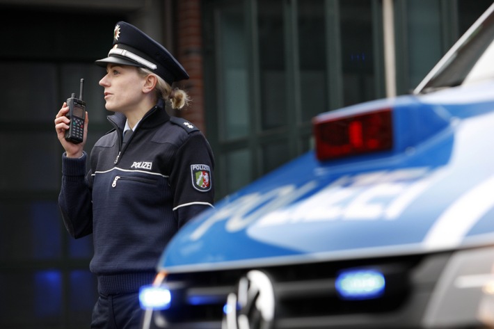 POL-ME: Über rote Ampel gerast und Fußgängerin angefahren - Autofahrer flüchtet - Hilden - 2101025 (FOTO)