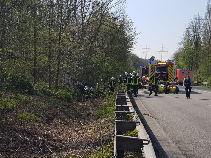 FW-GE: Pkw Unfall auf der Bundesautobahn A 52 fordert eine schwerverletzte Person