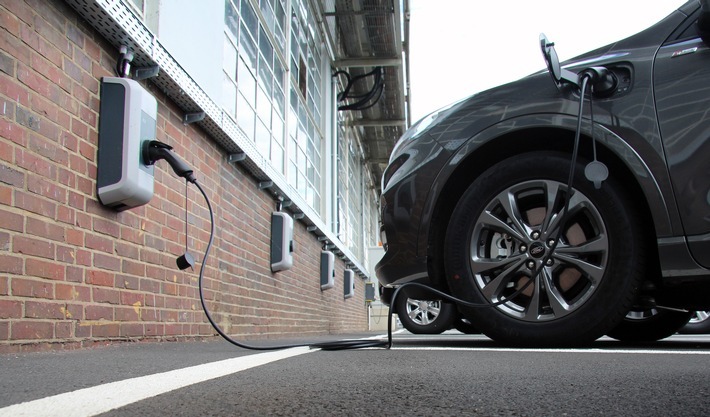 Ladevorgang an Ford Wallbox. Weiterer Text über ots und www.presseportal.de/nr/6955 / Die Verwendung dieses Bildes ist für redaktionelle Zwecke honorarfrei. Veröffentlichung bitte unter Quellenangabe: "obs/Ford-Werke GmbH"