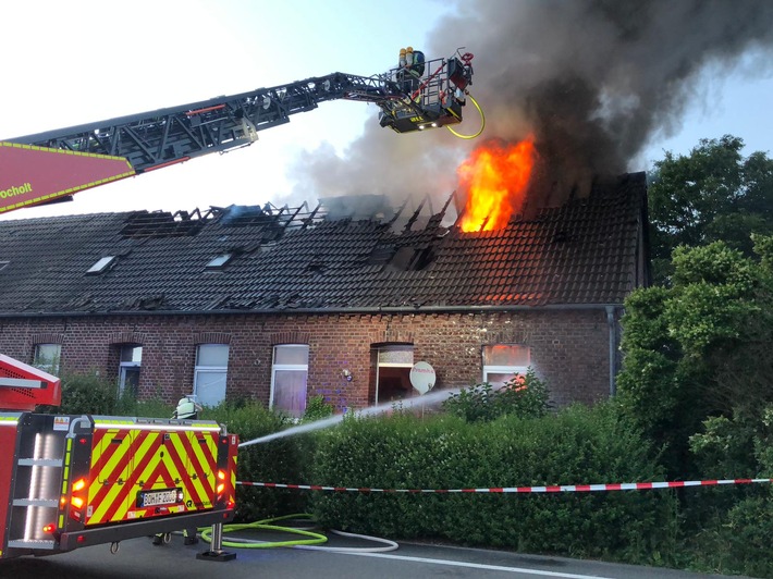 FW Bocholt: Feuerwehr löscht brennenden Dachstuhl