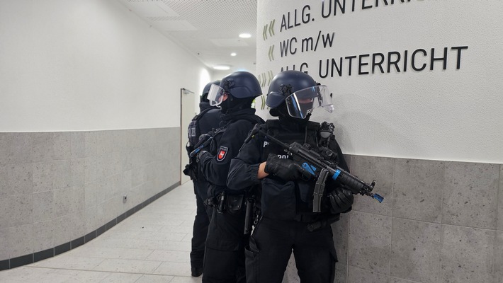 POL-CUX: Große Übung der Polizeiinpektion Cuxhaven sowie weiterer Einsatzkräfte der Polizeidirektion Oldenburg - Einsatzkräfte üben den Ernstfall einer Amoklage an einer Schule