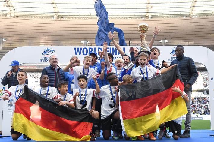 Deutsches Fußballmärchen im Stade de France in Paris: U13 von Borussia Dortmund gewinnt Weltfinale des Danone Nations Cup (FOTO)