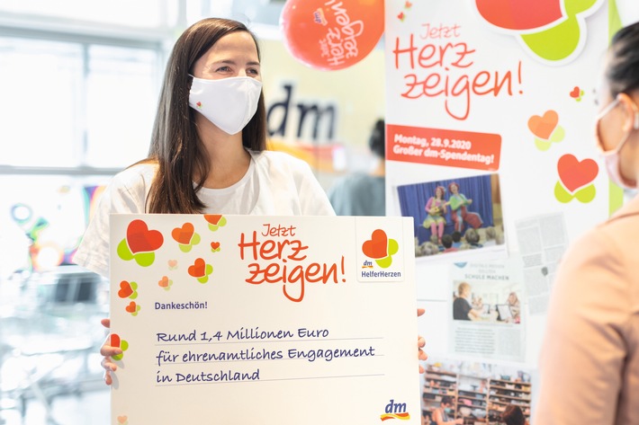 Rund 1,4 Millionen Euro spendet dm mit der HelferHerzen-Aktion "Jetzt Herz zeigen!" an 1.750 ehrenamtliche Projekte in ganz Deutschland