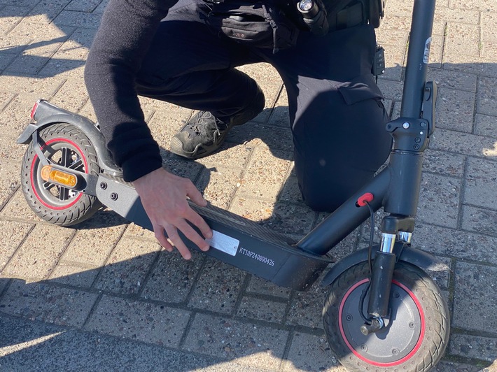 POL-OS: Quakenbrück: Barfuß mit Badeschlappen und Kopfhörern auf frisiertem E-Scooter unterwegs