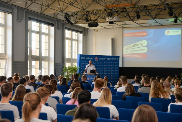 POL-AK NI: Fast 700 Studierende starten an der Polizeiakademie Niedersachsen