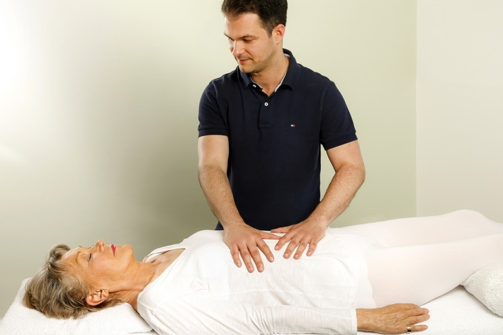 Entspannt durch die Erkältungszeit / Wie Osteopathie die Abwehrkräfte stärkt