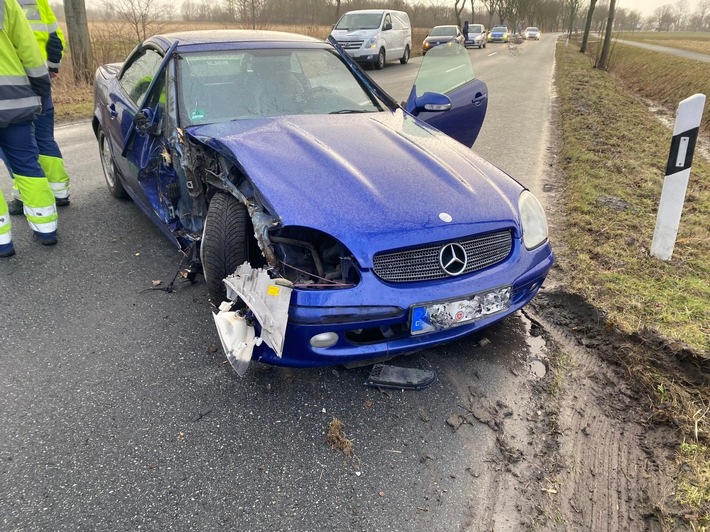 POL-CUX: Verkehrsunfall zwischen Osterbruch und Otterndorf - Fahrzeugführerin leicht verletzt (Foto im Anhang)