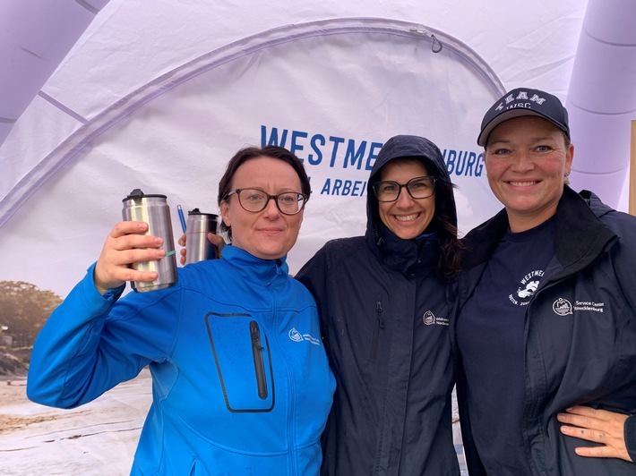 Das Team des Welcome Service Centers berät Urlauber am Strand: (v.l.n.r.) Michalina Hinz, Anne Bunkelmann und Susann Malchow. / Weiterer Text über ots und www.presseportal.de/nr/175412 / Die Verwendung dieses Bildes für redaktionelle Zwecke ist unter Beachtung aller mitgeteilten Nutzungsbedingungen zulässig und dann auch honorarfrei. Veröffentlichung ausschließlich mit Bildrechte-Hinweis.