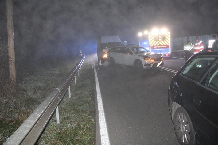 POL-PDKO: Abschlussmeldung - Schwerer Verkehrsunfall mit 3 beteiligten Fahrzeugen auf der B42