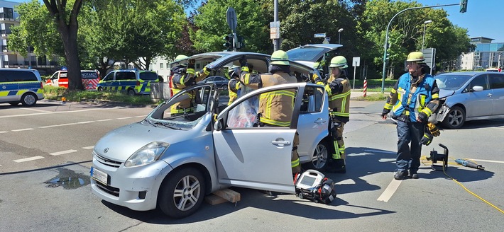 FW-E: Verkehrsunfall in Essen-Nordviertel: Feuerwehr befreit eingeklemmte Person