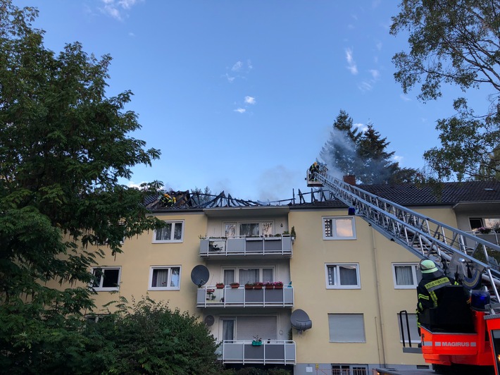 FW-BN: Dachstuhlbrand in Plittersdorf - Bewohner konnten sich ins Freie retten