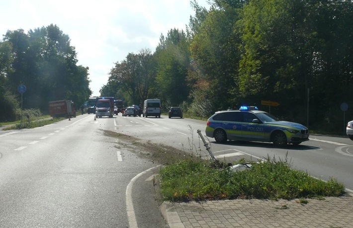 POL-DN: Verkehrsinsel überfahren