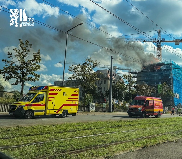 FW Dresden: Dachstuhlbrand in den Fröbelhöfen - Löscharbeiten dauern an
