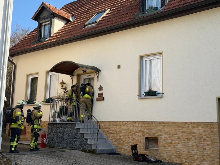 FW Weinheim: Rauchwarnmelder sorgt für Einsatz in Hohensachsen - Weinheimer Feuerwehr unterstützt bei Dachstuhlbrand in Edingen Neckarhausen