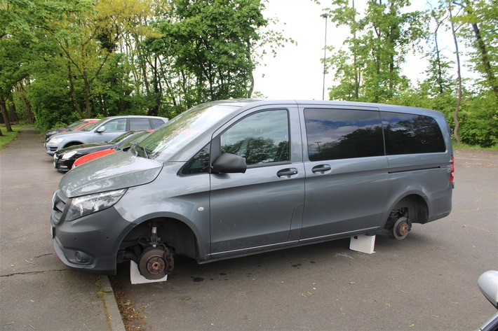 POL-SU: Räder von Kleintransporter gestohlen